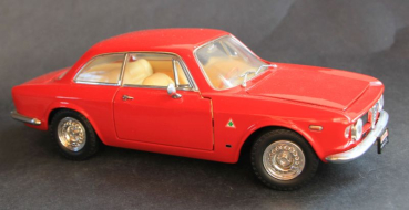 Road Signature Alfa Romeo Giulia 1965 DieCast Model (5568)